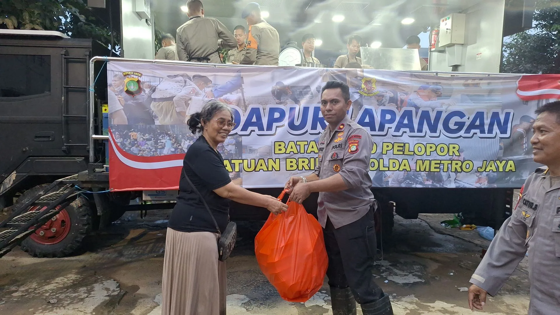 Polri Dirikan Dapur Lapangan 24 Jam Penuh untuk Korban Banjir Pondok Gede Permai Bekasi