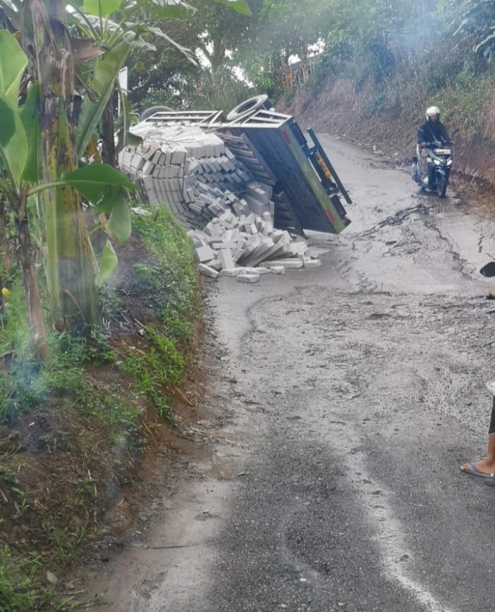 Kecelakaan Truk Bermuatan Hebel di Jalur Gombong, Cibadak: Kondisi Jalan Diduga Jadi Penyebab