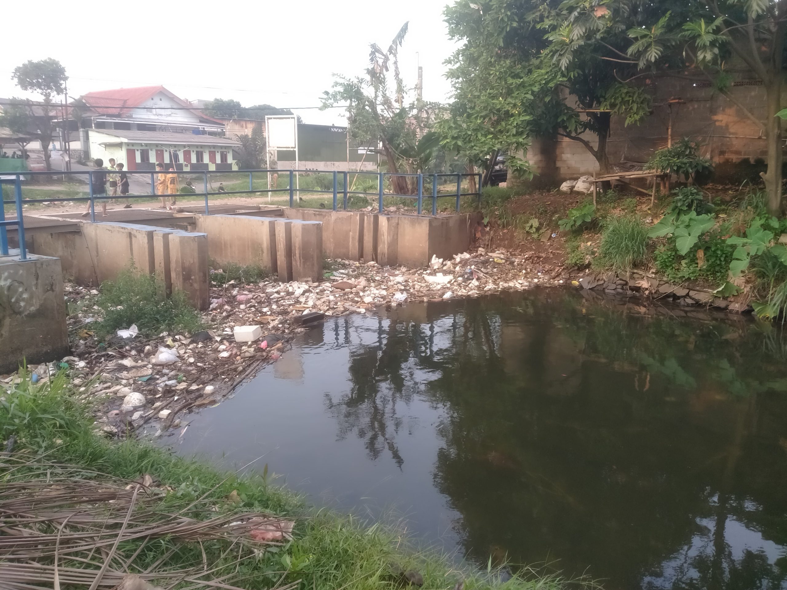 Penumpukan Sampah di Sungai Harapan Jaya Kecamatan Cibinong Kabupaten Bogor Kian Parah, Warga Nilai Pemerintah Daerah Tutup Mata