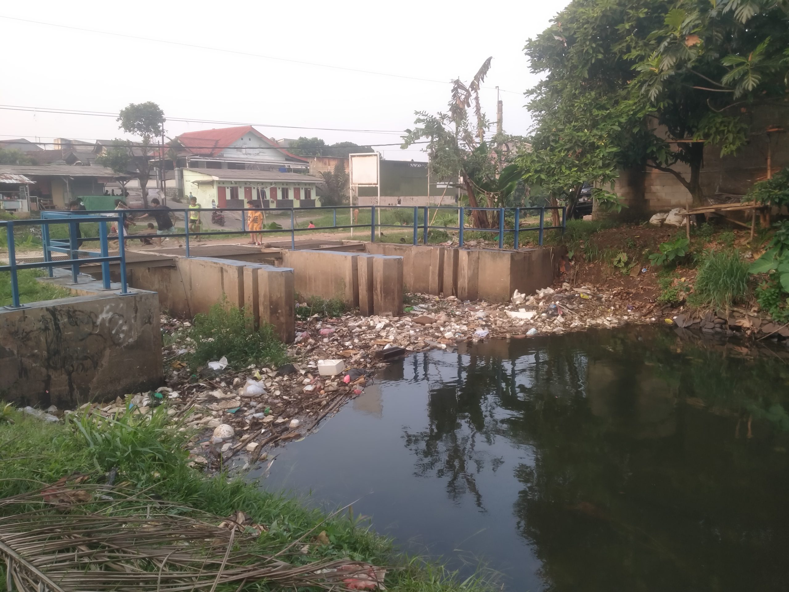 Dinas Lingkungan Hidup (DLH) Kabupaten Bogor Dinilai Abai, Warga Harapan Jaya Kecamatan Cibinong Serukan Penanganan Serius Tumpukan Sampah di Aliran Sungai