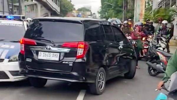 pengemudi-mobil-hitam-melaju-ugal-ugalan-hingga-melawan-arah-dan-menabrak-sejumlah-kendaraan-di-kawasan-gunung-sahari-jakpus-d-1772077804742_169